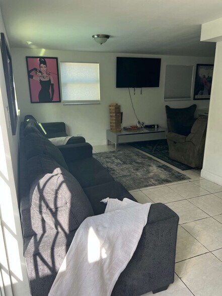 Building Photo - 712 SW 7th Terrace