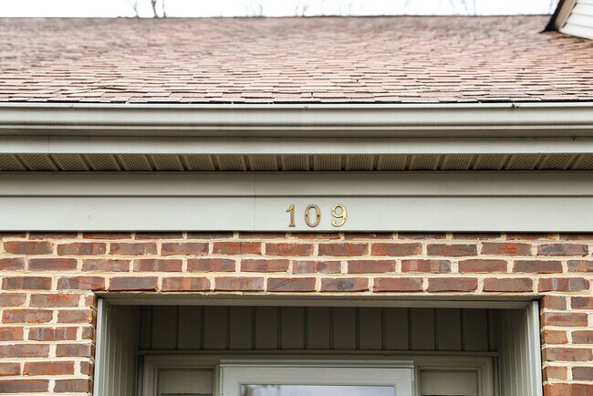 Building Photo - 109 Pelham Dr