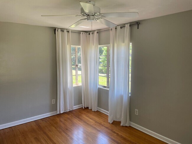 Building Photo - Near Downtown Mount Dora - adorable 2.2