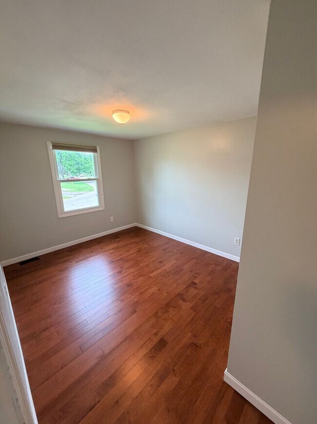 Building Photo - Spacious 4 Bedroom Split-Level Home in Clay, NY