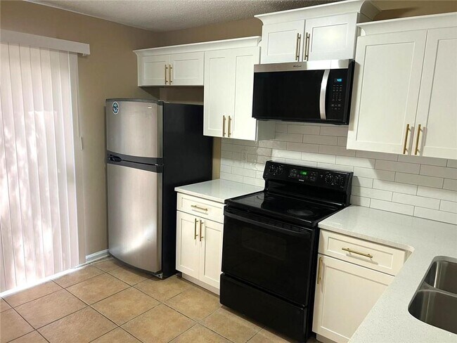 Building Photo - 8019 Woodlake Dr