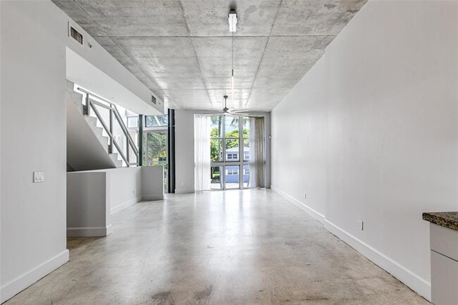 Building Photo - 721 SE 12th Ct
