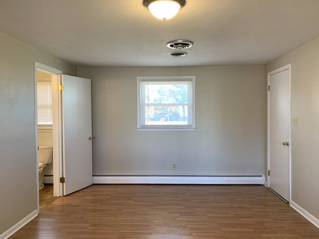 Building Photo - Move-in ready!! Bonus room that could easi...