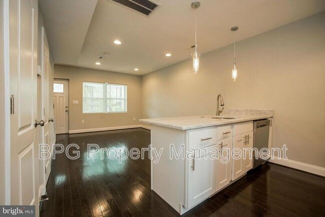 Building Photo - 1635 Lang Pl NE