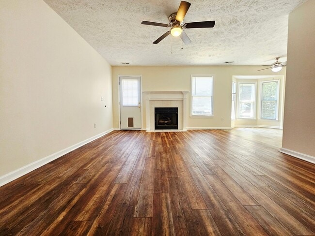 Building Photo - Three Bedroom With Large  Bonus Room