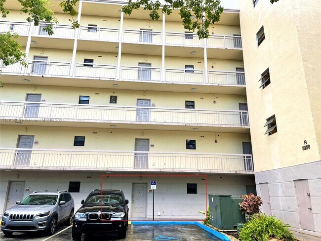 Building Photo - 8290 Lake Dr