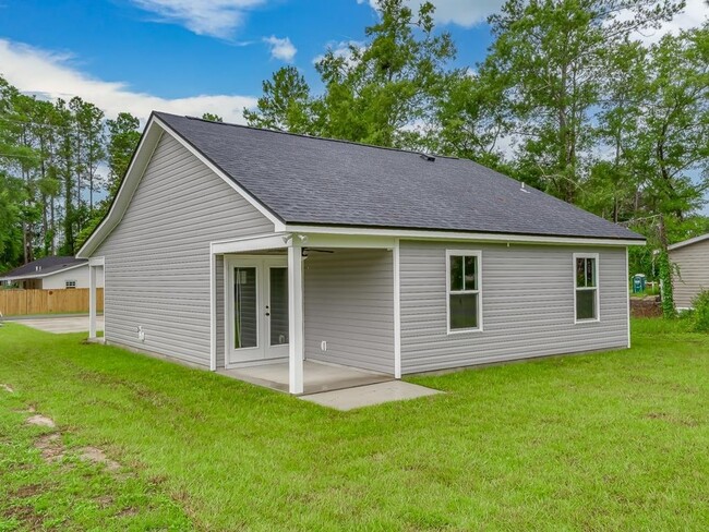 Building Photo - Charming 3 Bedroom Home Available Now!