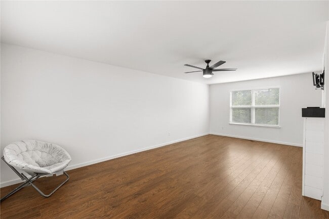 Building Photo - 945 Crestwood Ln