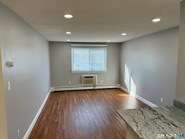 Building Photo - 1168 Main St