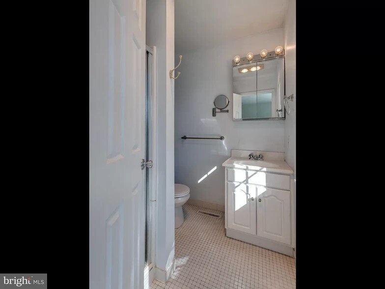 Building Photo - 232 Carlyn Ct