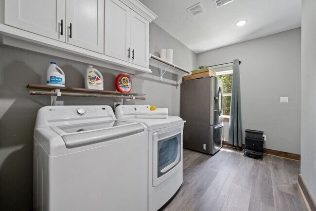 Building Photo - 376 Jill St