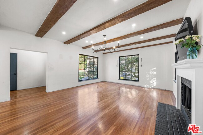 Building Photo - 2615 Canyon Dr