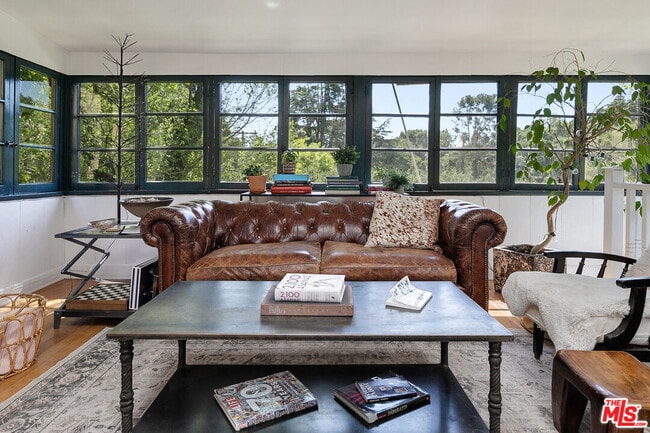 Building Photo - 913 Fernwood Pacific Dr