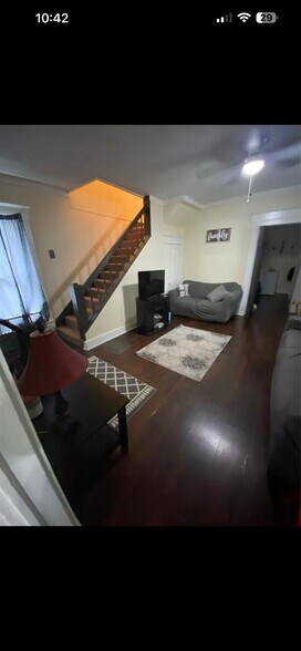 Building Photo - 615 Cottage Ave