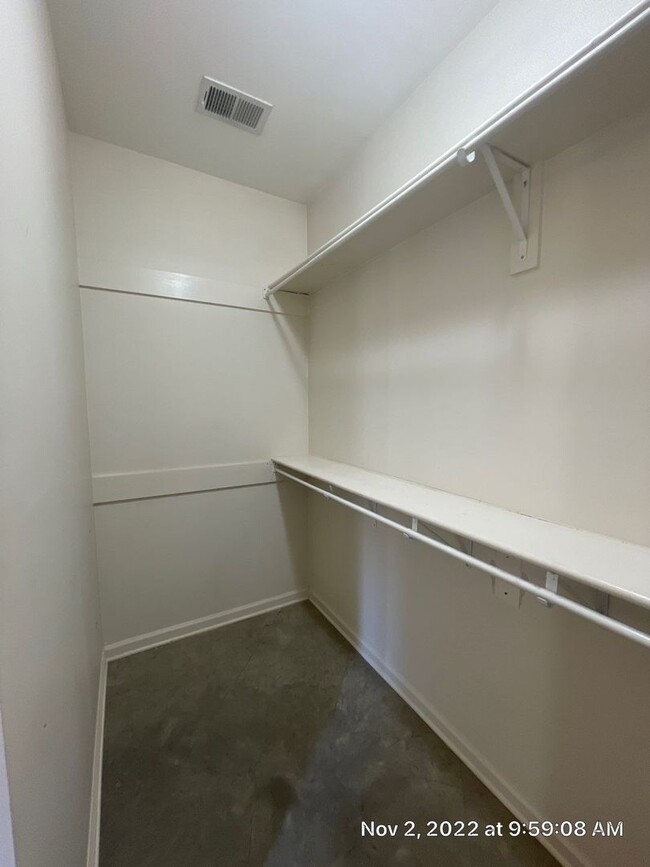 Building Photo - 581 Alexander St