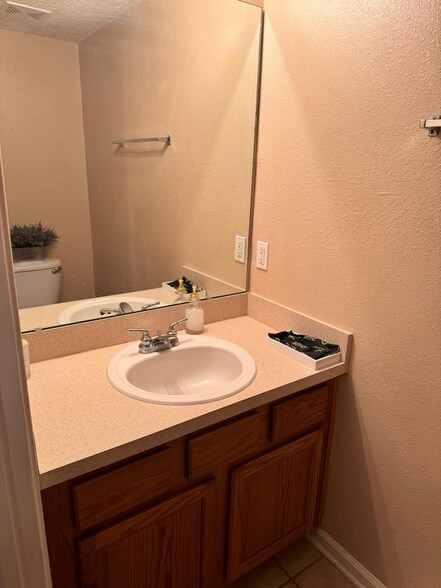 Building Photo - 828 Southern Creek Dr