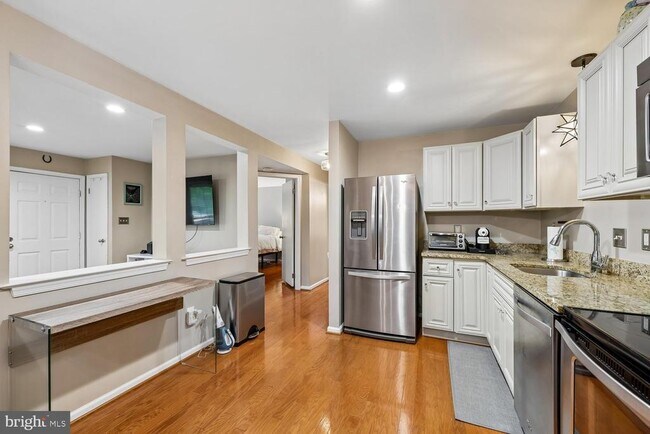 Building Photo - 5702 Brewer House Cir