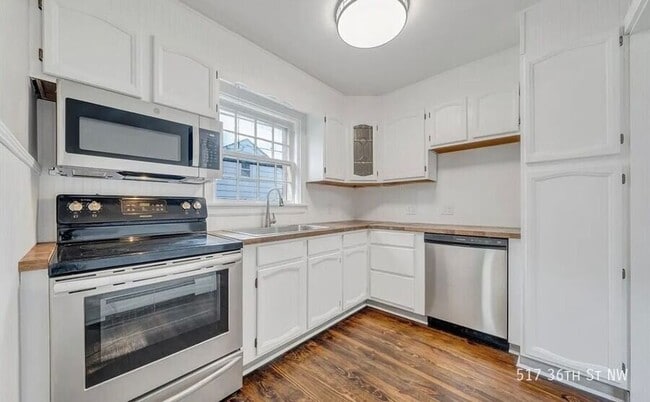 Building Photo - 517 36th St