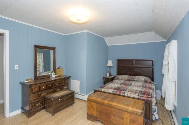 Building Photo - AVAILABLE JUNE - Charming 3 Bed, 1 Bath Home in East hillside!