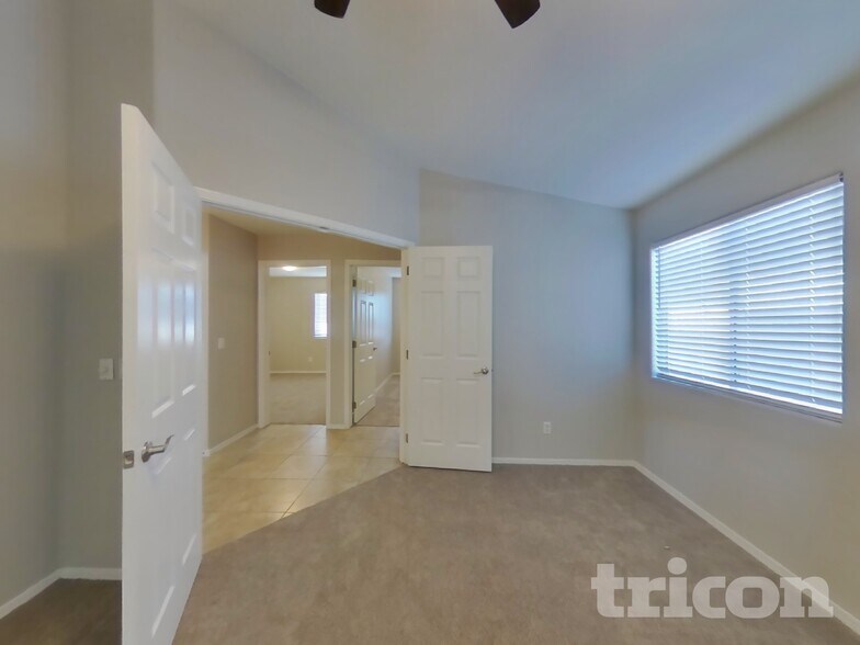 Building Photo - 525 N Val Vista Dr