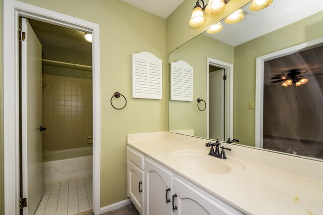 Building Photo - 623 Marlyn Dr