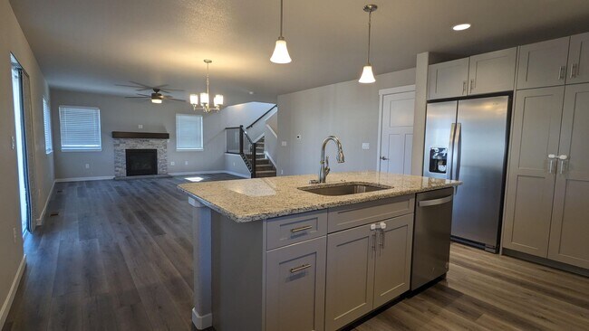 Building Photo - BEAUTIFUL TWO STORY 4 BDRM 4 BATH HOME WIT...