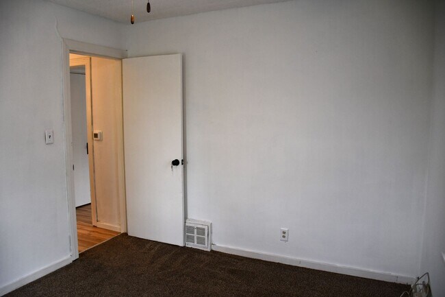 Building Photo - COMING SOON! 2 Bedroom House!!
