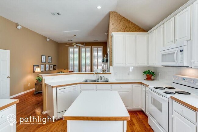 Building Photo - 2885 Ridgedale Dr