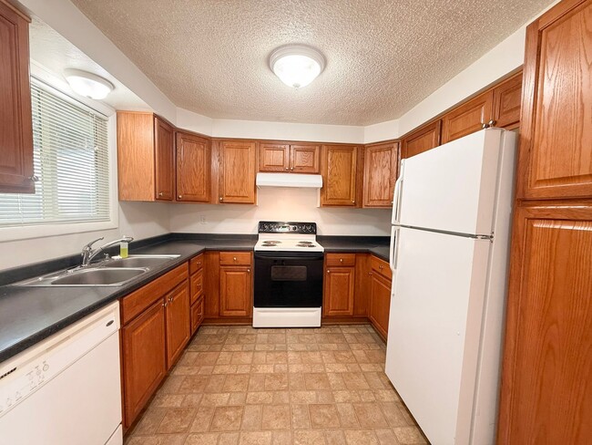 Building Photo - 1593 Skyline Way S