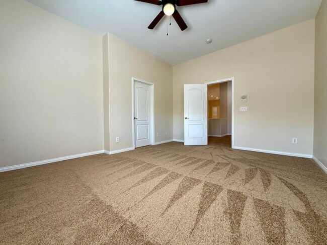 Building Photo - Grand 3 bedroom home with lake and golf co...