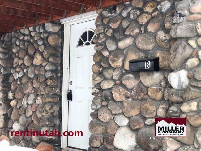 Building Photo - Location, Location, Location!! Yalecrest A...