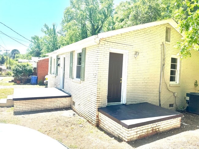 Building Photo - COZY 2/1 HOME MINUTES FROM DOWNTOWN COLUMBIA
