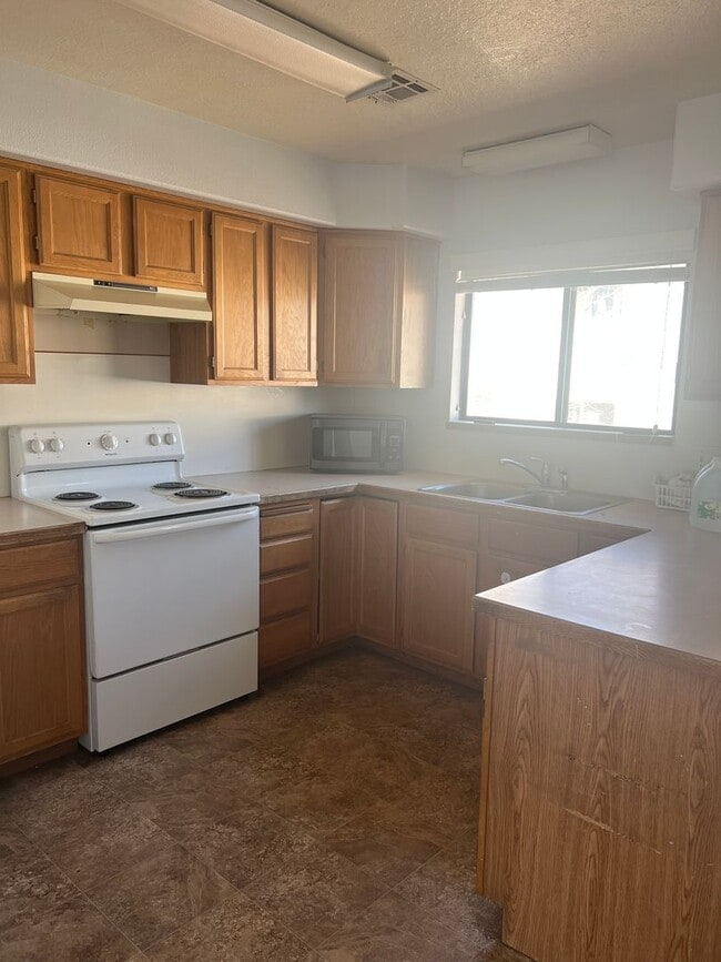 Building Photo - Freshly updated 3 bedroom 2 bathroom apartment in St George!