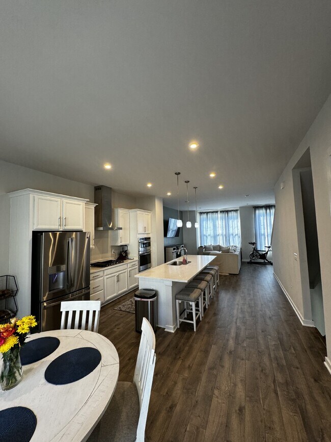 Building Photo - Luxurious 4-Bedroom Townhouse with 3.5 Bat...