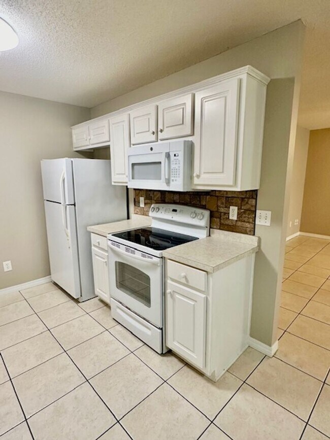 Building Photo - 2 bedroom/2 bathroom/2 car garage town home for rent in Mary Esther, East of Hurlburt AFB!