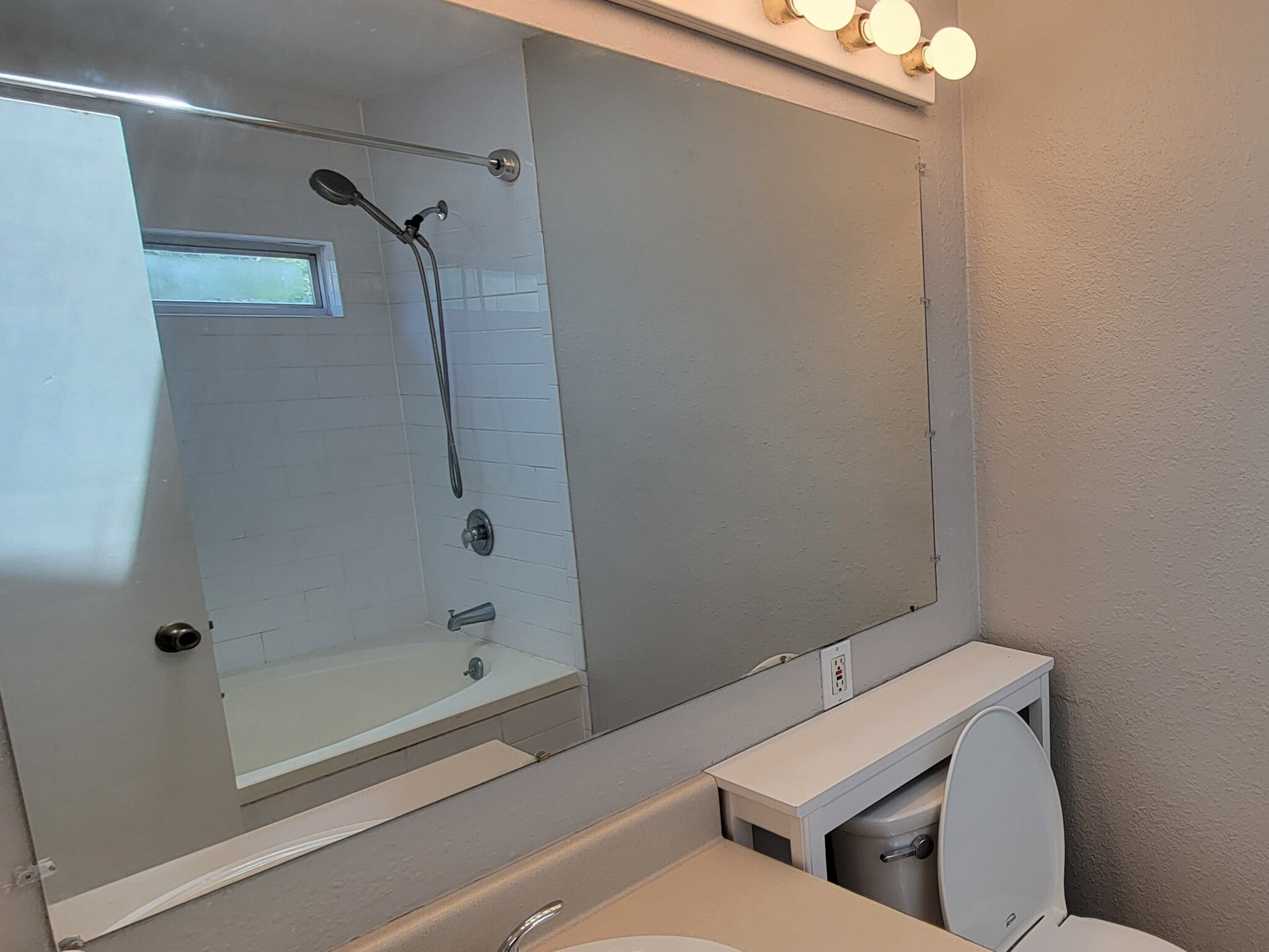 Full Bath with Soaking Tub - 4921 Garrison St