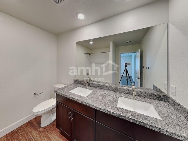 Building Photo - 696 N Water St