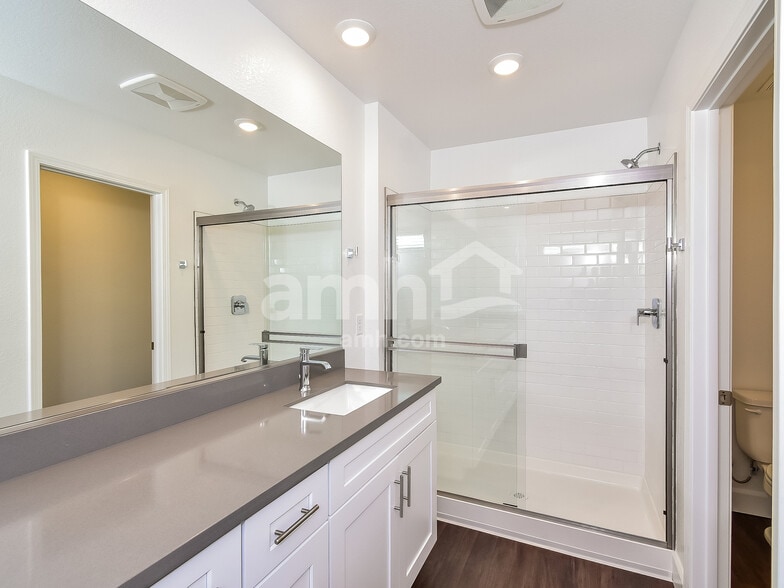 Building Photo - 582 Topiary Pk Ave