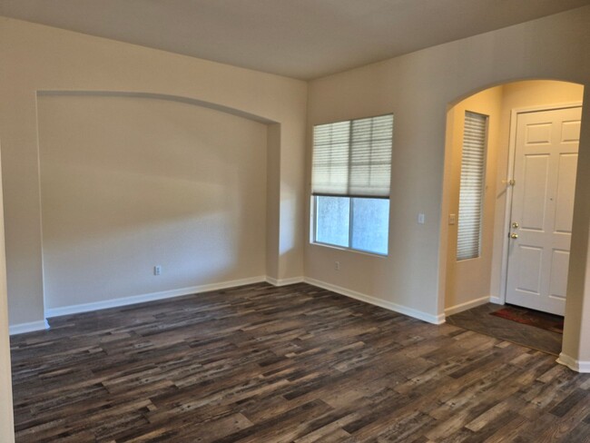 Building Photo - MAY MOVE IN SPECIAL - $500.00 of 2nd Month