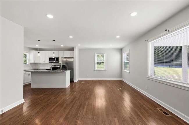 Building Photo - 613 Youngs Ln