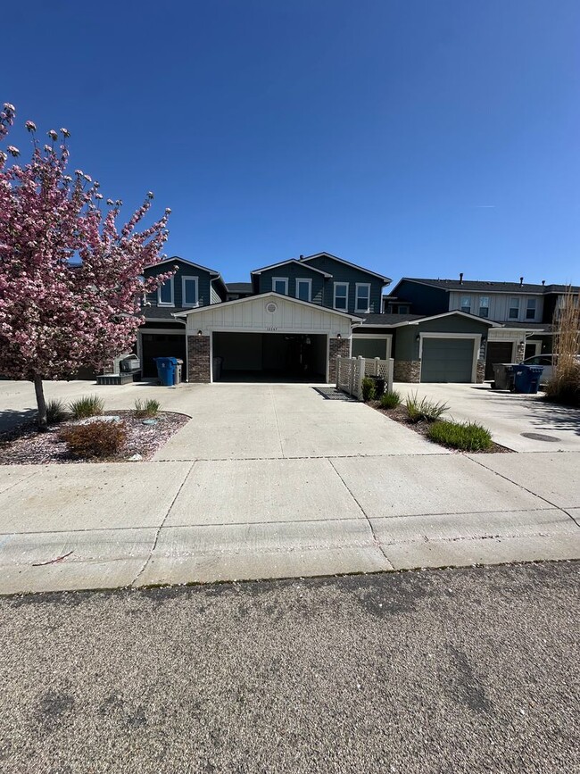 Building Photo - Modern Townhome Near Eagle Greenbelt..3-be...
