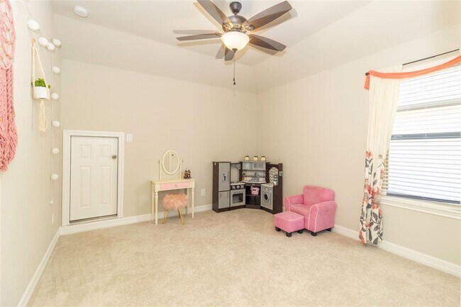 Building Photo - 3010 Flora Manor Dr