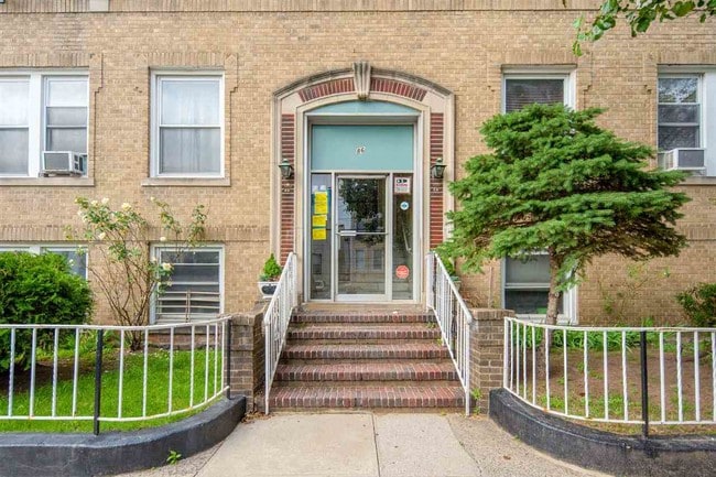 Building Photo - 86 Charles St