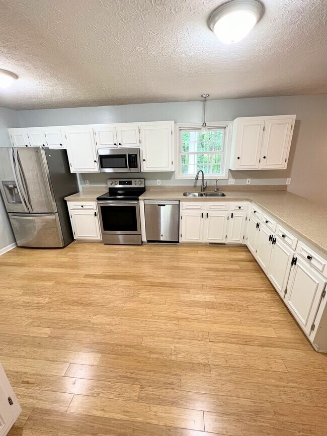 Building Photo - 4 Bedroom Home in Lynchburg