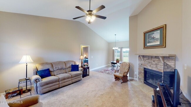 Building Photo - CHARMING ROSEWOOD HOME! 3 BR 2 BA w/ FENCE...