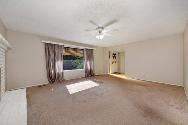 Building Photo - Prime location