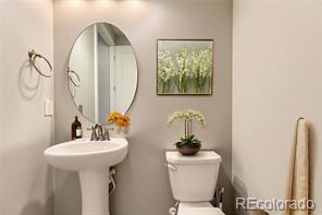 Building Photo - Spacious 3 bed 3 bath 2-story comfortable ...