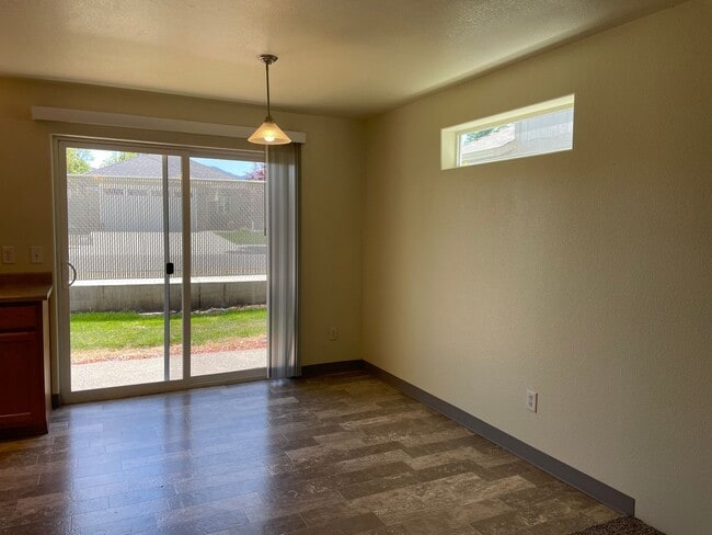 Building Photo - Beautiful 2 Bedroom 1.5 Bath Townhome Loca...