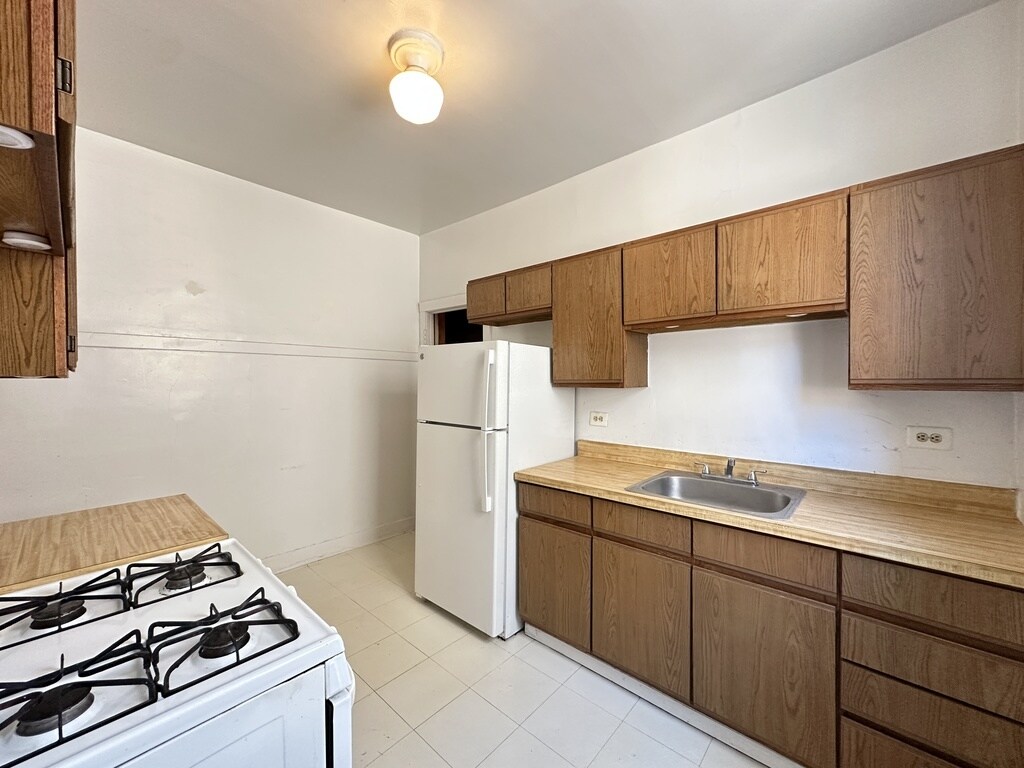 Building Photo - 2428 N Sawyer Ave