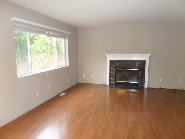 Building Photo - Large 3-Bedroom House w/New Carpet in Grea...